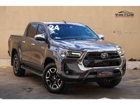 TOYOTA HILUX 2.8 D-4D TURBO DIESEL CD SRX 4X4 AUTOMÁTICO TOYOTA HILUX 2.8 D-4D TURBO DIESEL CD SRX 4X4 AUTOMÁTICO